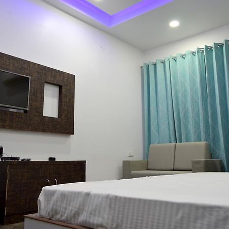 Hotel Taru Inn Gáziábád Kültér fotó