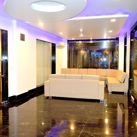 Hotel Taru Inn Gáziábád Kültér fotó
