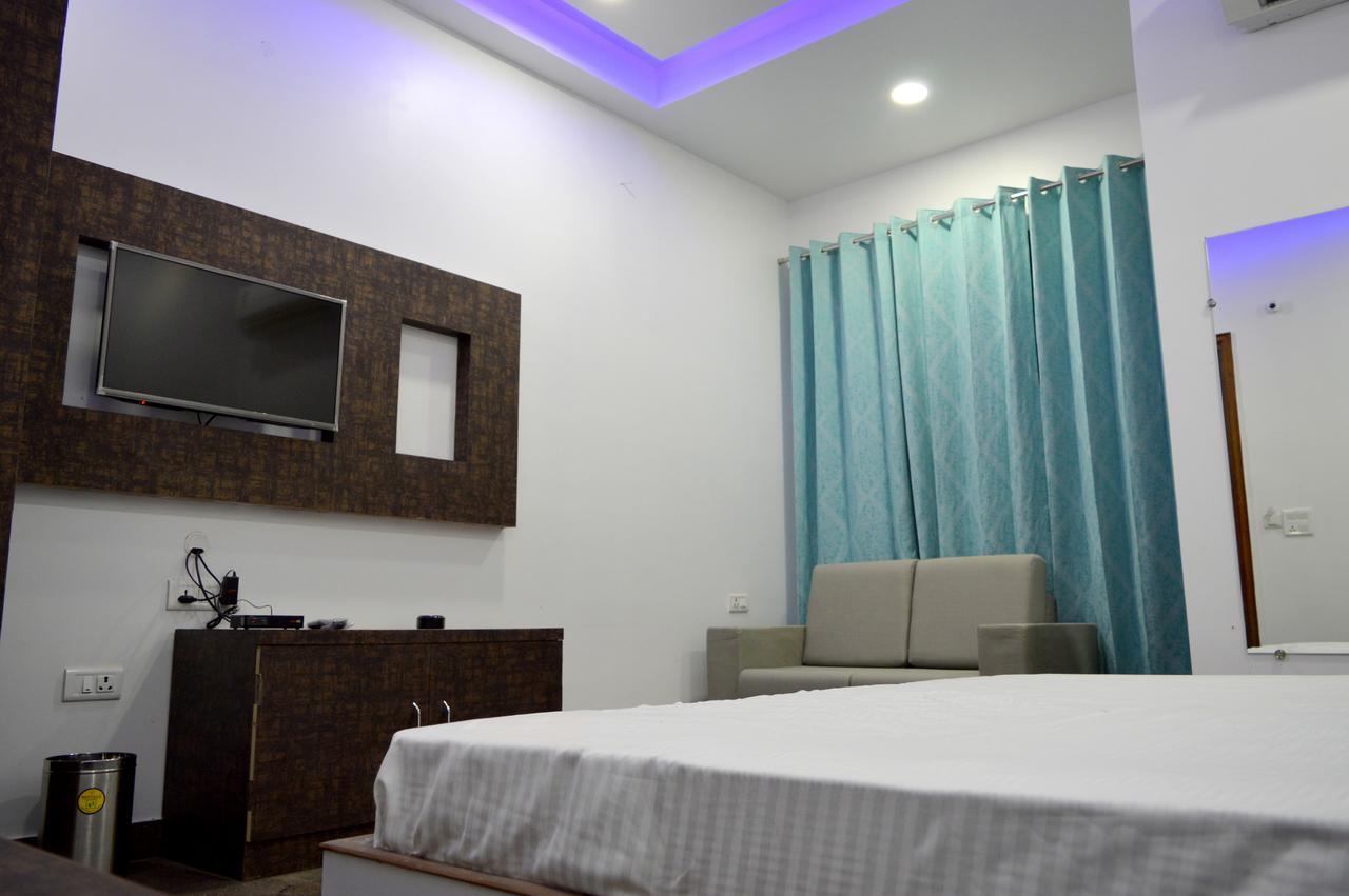 Hotel Taru Inn Gáziábád Kültér fotó