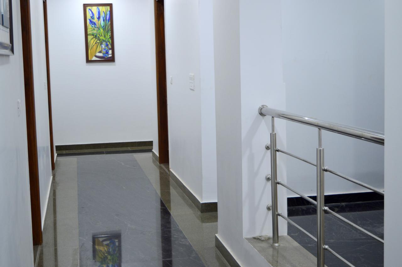 Hotel Taru Inn Gáziábád Kültér fotó
