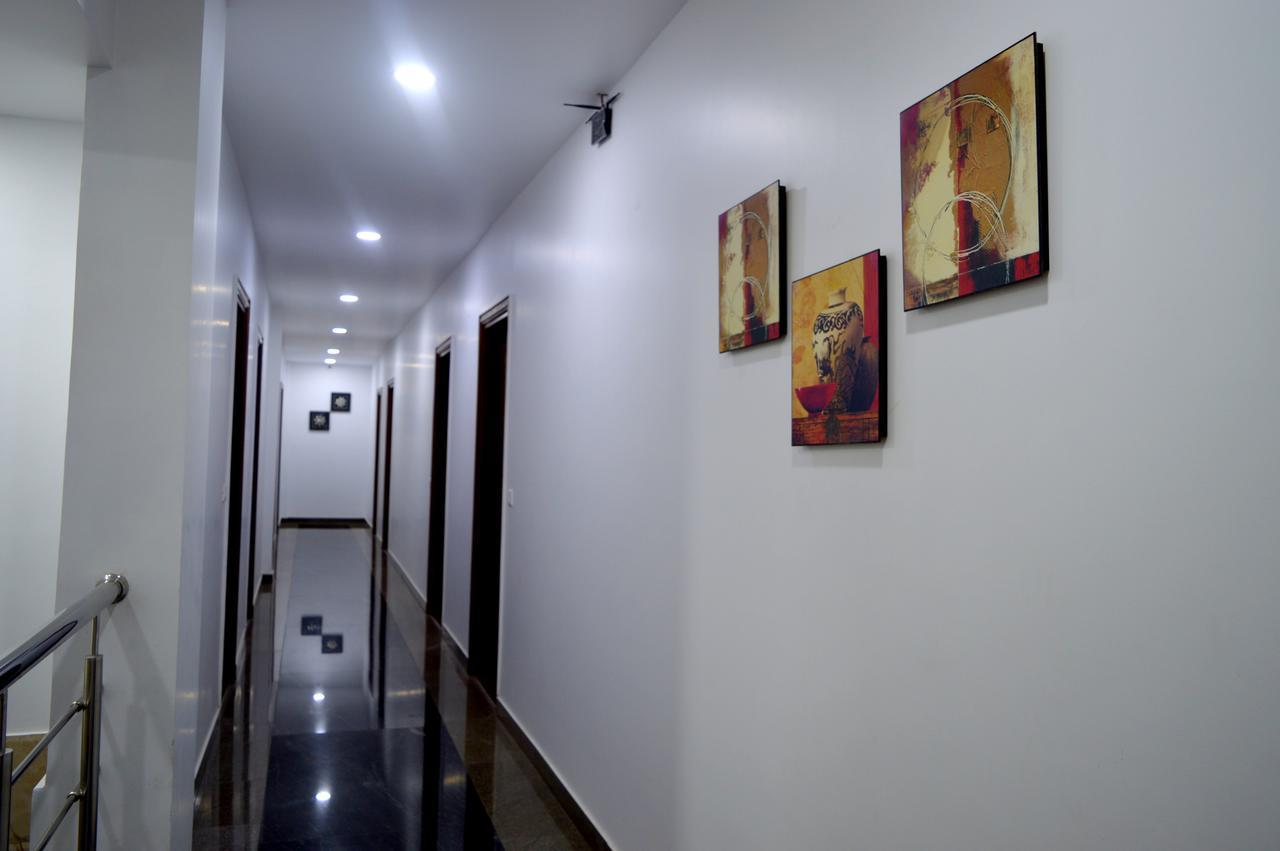 Hotel Taru Inn Gáziábád Kültér fotó