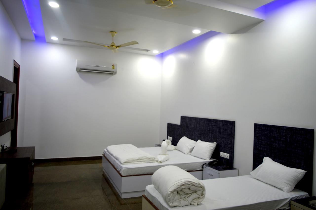 Hotel Taru Inn Gáziábád Kültér fotó