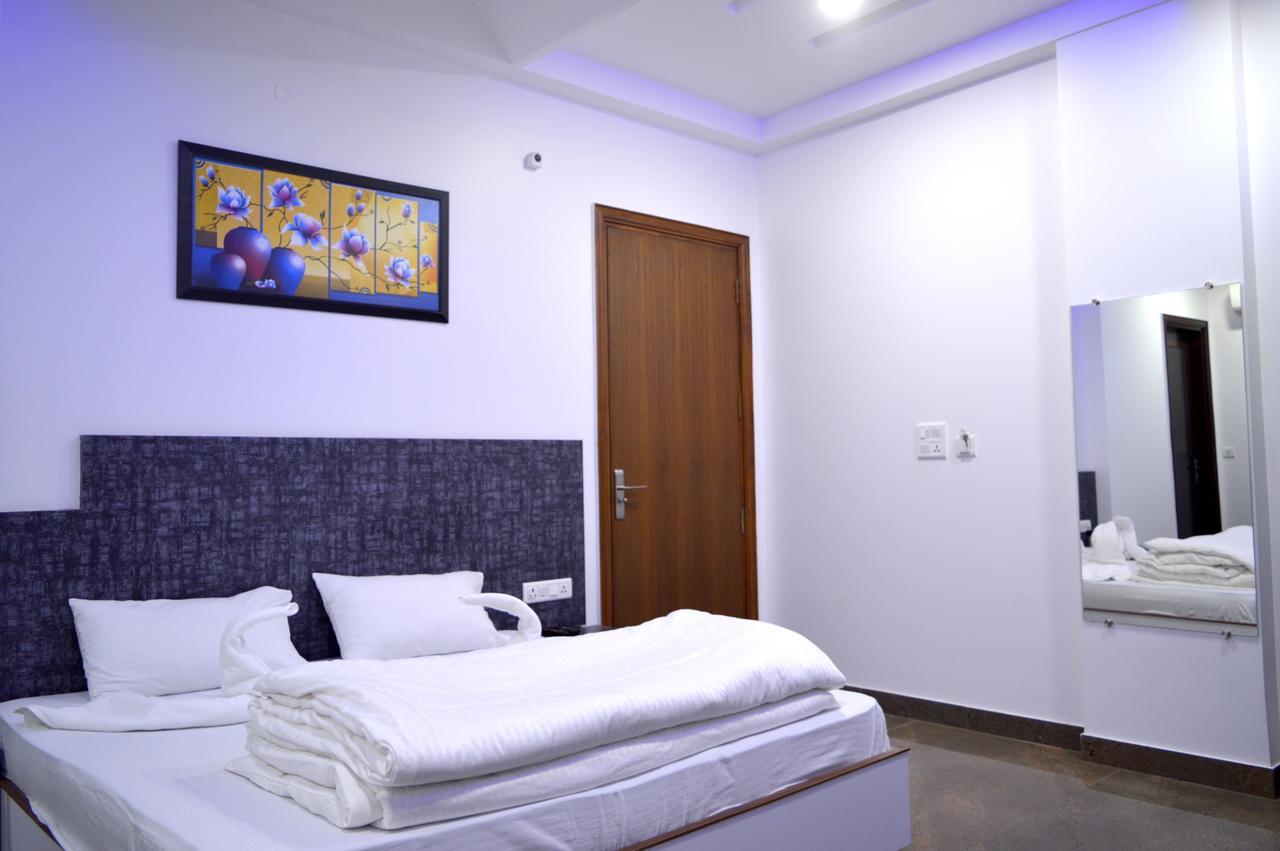 Hotel Taru Inn Gáziábád Kültér fotó
