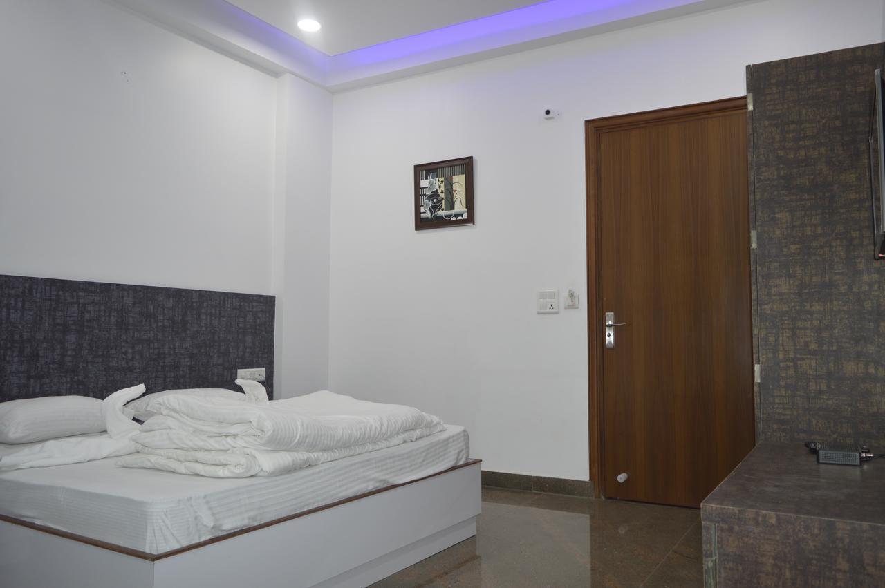 Hotel Taru Inn Gáziábád Kültér fotó