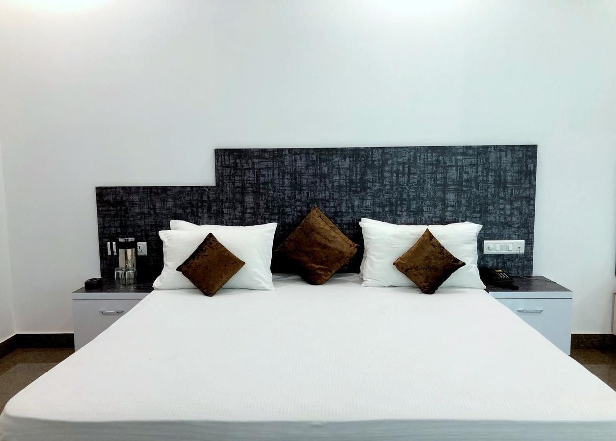 Hotel Taru Inn Gáziábád Kültér fotó