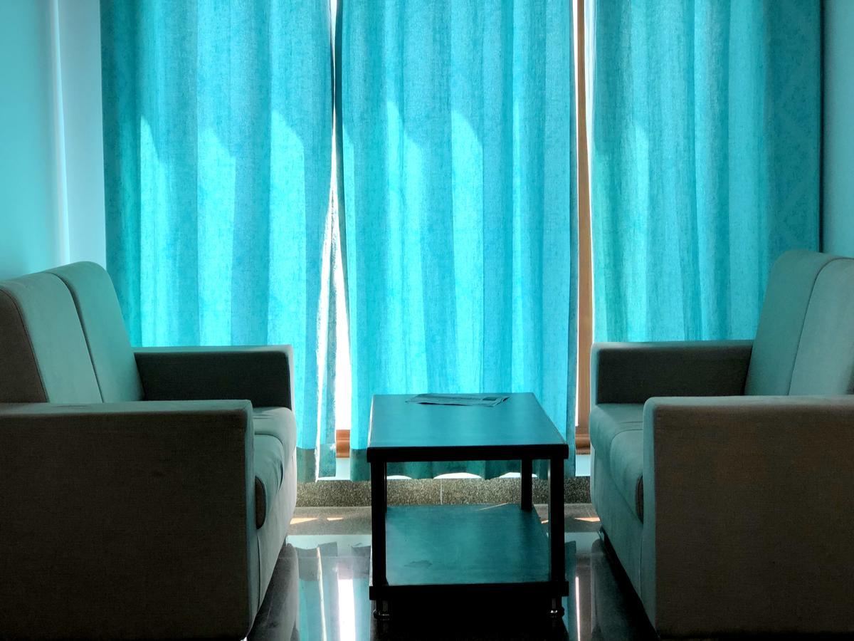Hotel Taru Inn Gáziábád Kültér fotó